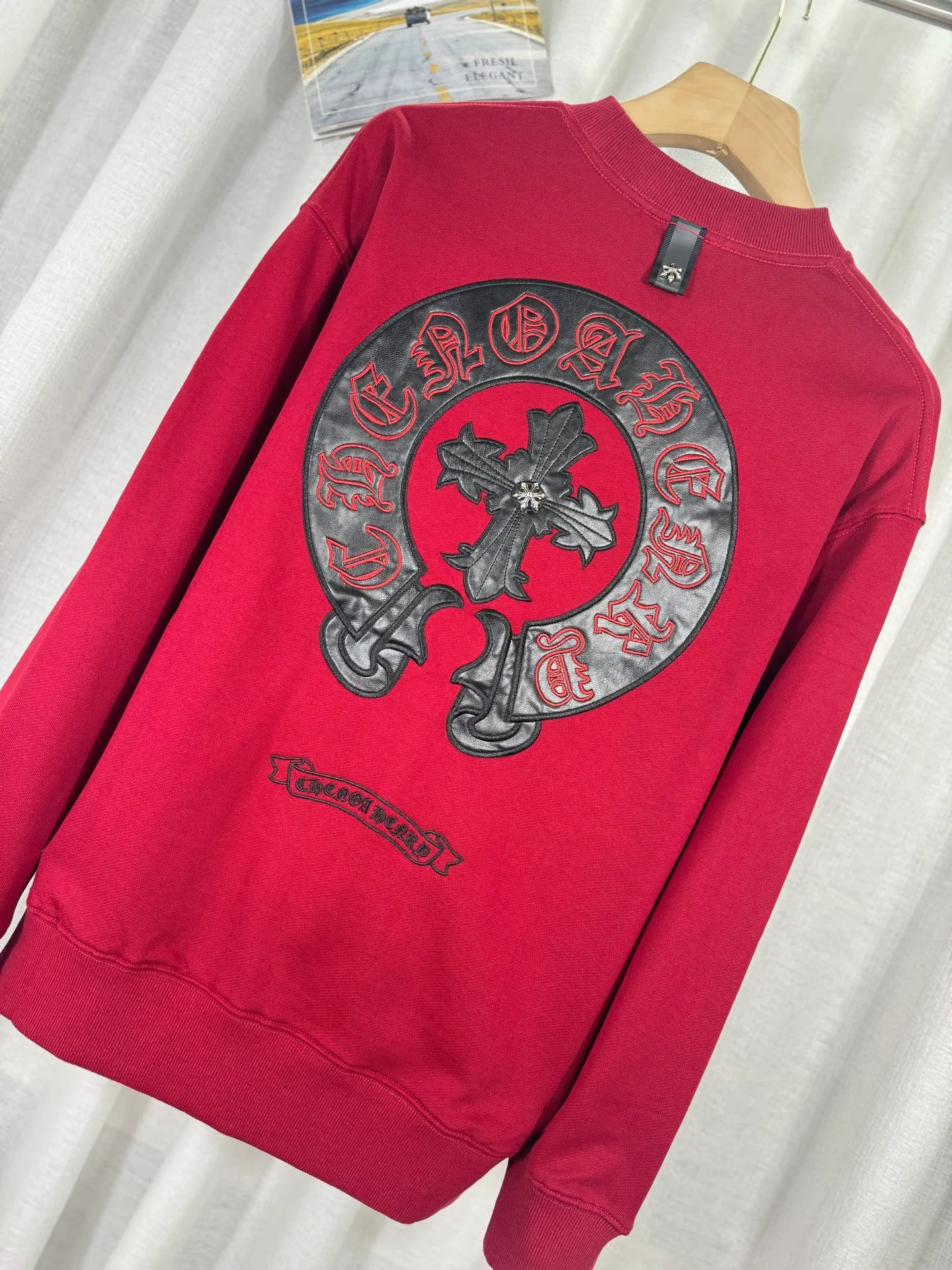 P240 top version, real shot without P, ​​different from market currency) 𝗖𝗵𝗿𝗼𝗺𝗲 𝗛𝗲𝗮𝗿𝘁𝘀/Cro Heart 2025 Washed Leather Embroidery Autumn and Winter New Original Single Counter American Laser Burnt 3D Three-dimensional Color Embroidered Couple Casual Sweater 👑The highest version! Customized fabric 420g tripe terry fabric! American acid-washed and distressed original fabric, laser burnt pattern ✟Skin embroidery, exquisite embroidery of letters! The best-selling model in the counter, very comfortable to wear. Accessories: original molded and authenticated collar label➕100% silk wash label. Genuine purchase-grade original hangtag➕matching hanging rope➕3D hanging beads➕original packaging bag. Craftsmanship: The original version has consistent wiring! The highest version of the armhole matching technique! Color: Red Black Size: S M L XL Style No.: 9322